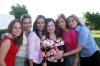 Karem Hernández de Soto con sus amigas en su fiesta de canastilla en días pasados.