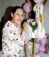 Carmen Cruz de Guerrero recibió bonitos regalosm, en la fiesta de canastilla que le organizaron .