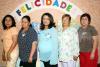 Por el cercano nacimiento de su bebé, le organizaron una fiesta de canastilla a Lily Ramírez Montoya, aquí con su mamá, Chelo Ramírez.