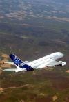 Cuando el Airbus A380 comenzó a rasgar el aire y cobrar velocidad, las decenas de miles de personas concentradas en la pista soltaron vítores y aplaudieron sin cesar. La aeronave despegó, sorprendentemente con unas turbinas silenciosas, y se perdió en el horizonte.