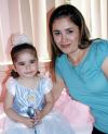 25 de abril 

Carla Monserrat Solís Sotomayor en compañía de su mamá, el día de su fiesta de cumpleaños.