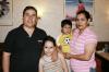 Betty Espinoza de Salazar, en compañía de su esposo e hijos en reciente festejo.