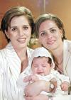 Las gemelas Katy Bonilla Murra y Keta Bonilla de Gómez con la recién bautizada Keta