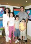 Carlos González, Lucy Cuesta de González disfrutando en arte con sus hijos Sofía, Diego y Pily