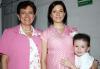 Alejandra Carrillo de Peña recibió felicitaciones por el próximo nacimiento de su bebé, aquí con su mamá y su hijo
