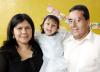 La pequeña Paulina Estefanía Ávila Acevedo cxumplió tres años de vida, aquí con sus papás.
