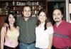 -Margarita Huerta y Carlos Nava acompañados por sus amigos Aracely de Luviano y José Luis Luviano, quienes les ofrecieron una despedida de solteros