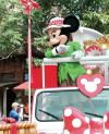 El desfile en vistosos carros alegóricos, en el que no podían faltar estrellas como 'Pinocho', 'La sirenita', 'Alicia en el país de las maravillas' y Blancanieves', recorrió la calle principal de este centro de diversiones que, con motivo de las festividades por los 50 años, fue denominado 'Walt Disney's Parade of Dreams'.