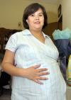 Adriana Castañeda de Fuentes recibió bonitos obsequios para el bebé que espera.