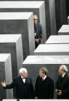 El interior del monumento es irregular, con losas inclinadas que intentan recordar la desorientación de las víctimas del Holocausto. No hay placa, inscripción ni estatuas que sugieran a los visitantes lo que deben pensar o sentir.