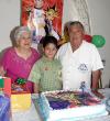 José Ricardo  Puente Rodríguez acompañado por sus abuelitos José Inés Puente y Anita Rodríguez el día que cumplió ocho años de vida.