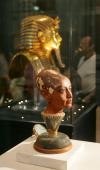 Tutankamón, cuya tumba fue descubierta en Luxor en 1922 por el arqueólogo británico Howard Carter, tuvo poca importancia histórica, ya que sólo reinó diez años -del 1333 al 1323 antes de Cristo- sin que en los registros haya quedado de su mandato ningún hito. 

La fama del joven soberano se debe, no obstante, a las espléndidas joyas, los delicados muebles y la máscara de oro puro hallados en su cripta, que en la actualidad se exhiben en el Museo Egipcio de El Cairo.