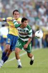 El primer aviso del partido lo dio el “Pony” Ruiz al minuto cinco, pero su disparo fue bien contenido por el guardameta Guillermo Ochoa. El chileno naturalizado mexicano no tuvo una buena actuación, a la que tiene acostumbrados a los aficionados, sobre todo en el primer tiempo, aunque un pase suyo en los últimos instantes fue rematado por Vuoso para el empate final.