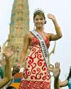Un grupo de candidatas a Miss Universo 2005 durante un desfile por la ciudad