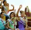 Un grupo de candidatas a Miss Universo 2005 durante un desfile por la ciudad.