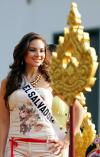 Natalie Glebova de Canadá saluda a los fotógrafos