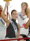 El certamen anual de 'Miss Universo' arrancó  oficialmente en Tailandia, donde se encuentran ya las 82 aspirantes que, llegadas desde casi todos los rincones del mundo, competirán por uno de los más preciados títulos de belleza.


La representante de México,  Laura Elizondo, saluda a la prensa.