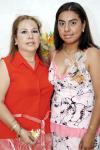 Brenda Rivera Zapata acompañada de su mamá, quien le organizó una fiesta de despedida de soltera.