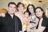 Aurora Humphrey con sus hijos Carlos y Kelly Aguirre, su hija Annie y su nieta Maria Ángel Aguirre