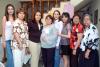 Diana Sosa Borja acompañada de amigas y familiares en su fiesta de canastilla