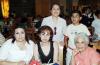 Alejandro Martínez y Adriana de Martínez con sus hijas Dany y Alexa en pasado festejo social