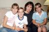 Gaby Rivera con sus hijos Gaby, Natalia y Ángel Acosta Rivera.