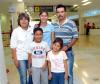 20 de mayo 

Miguel Ángel y Nayeli Flores viajaron a Huatulco, los despidieron Miguel, Esther y Mónica .