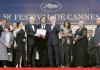 El estadounidense Tommy Lee Jones, director y protagonista de The Three Burials of Melquiades Estrada obtuvo dos galardones, el de interpretación masculina, para sí mismo y el de mejor guión para el mexicano Guillermo Arriaga.

Se trata de una cinta que cuenta una venganza, pero que, al mismo tiempo, está llena de bondad y buenas intenciones.