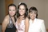 La futura novia, Bertha Aguilera acompañada por las señoras Margarita Enríquez y Patricia Morales