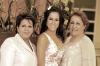 La futura novia, Bertha Aguilera acompañada por las señoras Margarita Enríquez y Patricia Morales