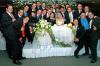 Los felices novios, Faruk Fernández y Odila Vargas Villarreal, en su recepción de bodas junto a amigos