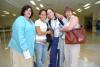 María José Garrido y Andrea Villalobos viajaron a Francia y fueron despedidas por sus mamás Laura y Violeta.