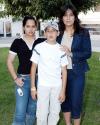 26 de mayo 
Jesús Durán Ruelas acompañado por su mamá y su hermana, el día de su cumpleaños