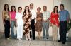 25 de mayo 

Marcela Sánchez Pámanes acompañada por un grupo de amigas, en la fiesta de despedida de soltera.