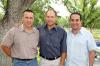 Arturo González, Roberto González y Javier Lechuga, captados en reciente reunión social.
