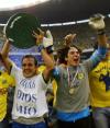 Las Águilas del América volvieron a levantar la Copa de Campeones y sumaron así el décimo título para su rico historial, tras imponerse 6-3 (global de 7-4) a los Tecos de la Universidad Autónoma de Guadalajara.