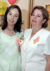Laura Verónica Soto de Gitiérrez junto a su mamá, Laura Vela de Soto, el día de su despedida de soltera.
