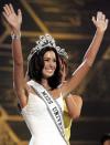 La mamá emocionada de la ganadora subió al escenario para felicitar a su hija que le da el segundo cetro de belleza a este país.