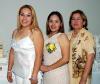 La futura novia acompañada por las señoras Rosy Velázquez de Reyes y Delfina Madero de Valdés.