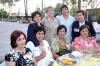 Alejandra Martínez Magaña acompañada por amigas y familiares el día de su celebración de despedida