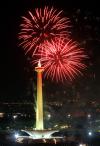 Fuegos artificiales iluminan el Monumento Nacional en el centro de Yakarta.