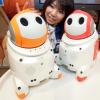 El robot de Hello Kitty desarrollado por japoneses fue presentado en la exhibición robótica internacional en Tokio. El robot tiene integrado en sus ojos cámaras que serán capaces de identificar a la persona que tienen enfrente.