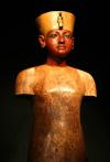 El busto de madera cubierto en yeso y pintura del rey egipcio Tutankamón fue exhibido en el museo de arte en Fort Lauderdale, FL (EU).


El busto fue exhibido a la prensa sin el cristal que lo protege durante la exhibición 'Tutankhamun y la era dorada de los faraones'  .