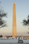 Las primeras nieves de la temporada cubren el suelo alrededor del Obelisco en Washington DC.