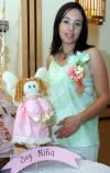 02 de junio 

Úrsula Leija de Padilla espera el nacimiento de su primer bebé para los últimos días del mes de junio, por lo que le organizaron una fiesta de canastilla.