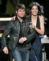 “Muchas gracias MTV. Muchas gracias a todos, a los fans. Déjenme hablar”, pidió el galán de muy buena gana y riendo apenado al público que insistía en gritar desgarradoramente.
La pareja llegó de incógnita al evento en una moto que condujo el actor, con cascos protectores, en jeans y con chaquetas de piel, directamente a la sala dedicada a recibir a las estrellas, ignorando la alfombra roja.