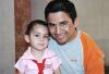 Arturo Gamboa Chacón y su hijita Paulina Gamboa Mercado.