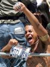 'Esto demuestra que la justicia puede prevalecer en Estados Unidos', dijo Tara Bardella, de 19 años, quien vino desde el estado de Arizona hace dos semanas esperando el veredicto. '¡Te amamos Michael!'.