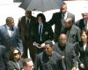 Jackson, acompañado de gran parte de su familia, incluidos sus padres y algunos de sus hermanos, como Jermaine, LaToya y Janet, no se dejó contagiar por las muestras de júbilo a las puertas del tribunal entre los seguidores del cantante, que esperaban bajo el sol californiano a conocer este veredicto.