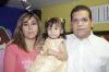 La pequeña Atai Guerrero Sosa, captada junto a sus papás el día que celebró su segundo cumpleaños
